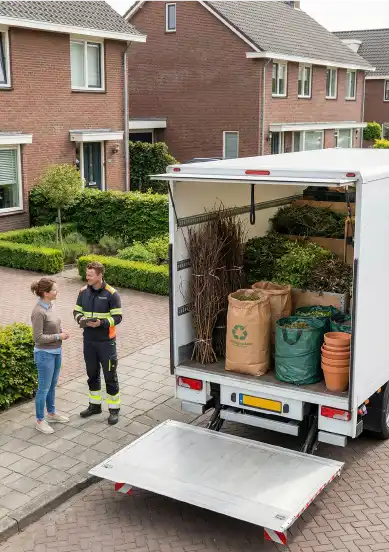 Ophaaldienst laadt snoeiafval en takken in de bus in Havelte