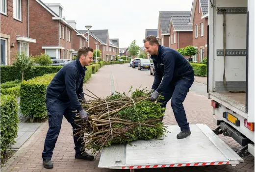 Ophaaldienst laadt takken en snoeiafval in de wagen